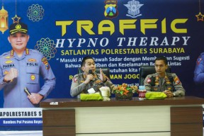 Cara Keren Satlantas Polrestabes Surabaya Sadarkan Pelanggar Lalu Lintas