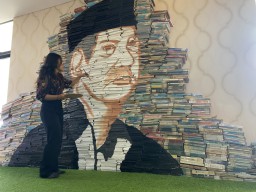 Mahasiswa Ubaya Lukis Wajah Abdul Malik Fadjar di Tumpukan Ribuan Buku