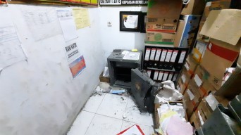 Maling Jebol Plafon Alfamart di Mojokerto, Bobol Brankas Gondol Rp92 Juta