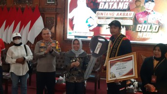 Wali Kota Mojokerto Beri Bonus Motor kepada Atlet Peraih Emas Sea Games