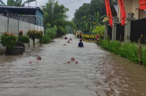 Ketika Luapan Banjir di Kalibaru, Banyuwangi Jadi Arena Bermain Anak-anak