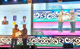 Pemkab Banyuwangi Terima Penghargaan Buah Sukseskan Program Transmigrasi Nasional