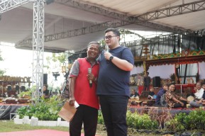 Setia Nonton Pagelaran Wayang 72 Jam Nonstop, Pria di Kediri Dapat HP dari Mas Dhito