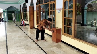 Dua Pria Terekam CCTV Bobol Kotak Amal Masjid di Kediri