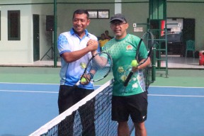 Pelatih Persebaya Aji Santoso Unjuk Gigi di Ajang Tenis Dandim 0809 Kediri Cup