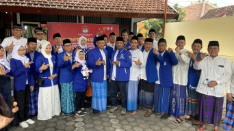 Masih Pakai Sarung Pulang Salat Jumat Bacaleg PAN Kota Kediri Daftar ke KPU