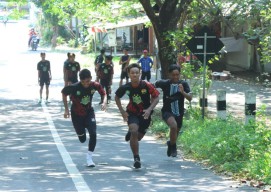 Tim Sepak Bola Kota Kediri Tambah Porsi Latihan Cross Country di Tanjakan dan Pantai