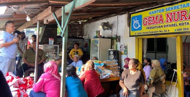 Relawan Suket Teki Nusantara Bawa Bantuan Presiden Kunjungi Basecamp Difabel di Kediri