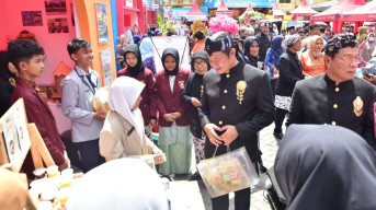 Momen Hardiknas, Pemkab Lamongan Gelontor Beasiswa untuk Guru