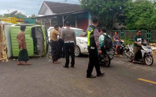 Truk Boks Terguling Usai Bertabrakan dengan Minibus di Sampang
