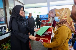 Genjot Ekonomi Arus Bawah, Banyuwangi Kembali Salurkan Bantuan untuk Warung Kecil