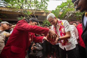 Ganjar Basuh Tangan dengan Air Sumur Bersejarah ketika Kunjungi Rumah Kelahiran Bung Karno