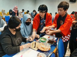 Serunya Membuat Sushi dan Onigiri di Unitomo Bersama Pakarnya