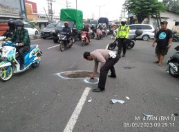 Emak-emak Tewas Terlindas Dump Truck di Sidoarjo usai Jatuh dari Motor