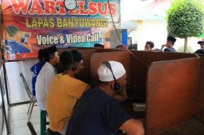 Warga Binaan Lapas Banyuwangi Lepas Rindu Melalui Wartelsus