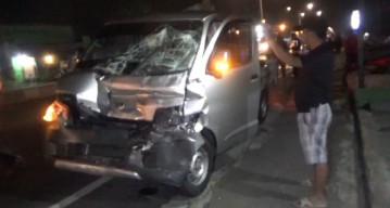 Granmax Seruduk Mobil Pikap Muatan Kandang Ayam di Jombang