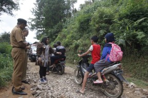 Perbaiki Jalan Rusak di Baosan Kidul Ponorogo Menjadi Prioritas Bunda Rita