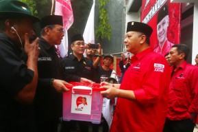 Relawan Sahabat Ganjar Jatim Serahkan Ribuan KTP Demi Kemenangan di Pilpres 2024