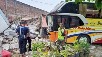 Bus Pariwisata Seruduk Rumah dan Warung di Bojonegoro, Begini Kondisinya
