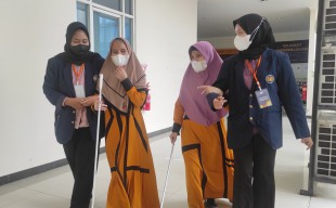 Semangatnya Para Peserta Disabilitas Ikuti UTBK SNBPT 2023 di Unesa
