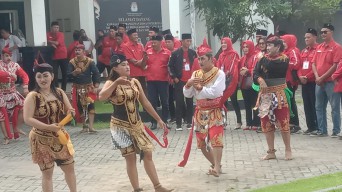 Penyerahan Berkas Bacaleg PDI Perjuangan Jombang ke KPU Diantar Gatotkaca