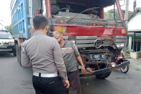 Tronton Seruduk Truk dan Bus Mira di Traffic Light Cangkringngrandu, Jombang