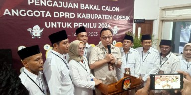 Diawali Salat Ashar Berjamaah, Bacaleg Gerindra Gresik Resmi Daftar ke KPU