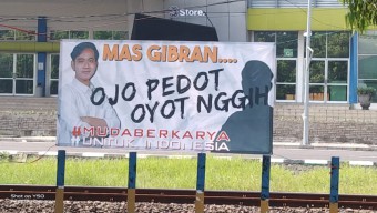 Spanduk Gibran untuk Indonesia Muncul di Surabaya: Mas Gibran Ojo Pedot Oyot Nggeh