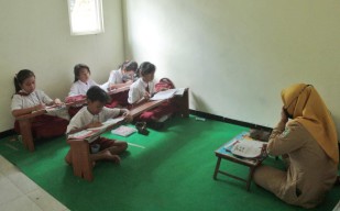 Siswa SD di Banyuwangi Ujian Akhir Sekolah dengan Duduk Lesehan
