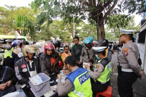 Polisi Angkut 20 Motor Tanpa STNK ketika Razia di Perbatasan Surabaya