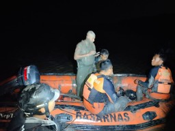 10 Survivor Peneliti Bangkai Paus di Pantai Surabaya Berhasil Dievakuasi, Perahunya Kandas Terjebak Lumpur