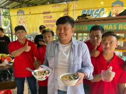 Mencicipi Bakso Plus Tetelan Mas Roy yang Bikin Merem Melek, Resep Warisan Kakek