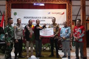 Bank Jatim Memberikan Bantuan PJU Solar Cell di Pulau Kangean