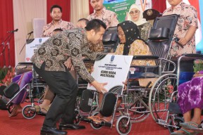 Wagub Jatim Serahkan Bantuan Kursi Roda pada Lansia di Pasuruan