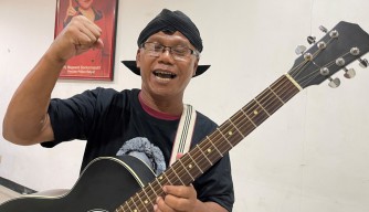 Seniman asal Jogja Diamankan Satpol PP Surabaya ketika Menyosialisasikan Ganjar Pranowo Lewat Musik