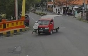 Terobos Lampu Merah, Kakek Naik Sepeda Ditabrak Mobil Box