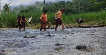 Bahaya Banjir Tak Surutkan Semangat Siswa SDN 2 Kandangan Banyuwangi Bersekolah
