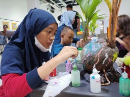 Lukis Tunas Kelapa Warnai Aksi Seni Rupa Lingkungan Hidup di Gresik
