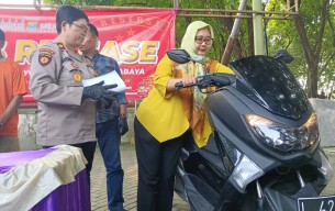 Polsek Tenggilis Mejoyo Surabaya Kembalikan Motor Korban Pencurian