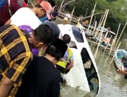 Mobil Wisatawan Long Gladak Bangkalan Tercebur Laut