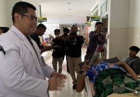 Nakes di Ponorogo Bagi-bagi Bunga dan Doa Bersama, Tolak RUU Kesehatan!