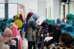 Momen Puluhan Emak-emak di Kota Kediri Ikuti Lomba Menyusui
