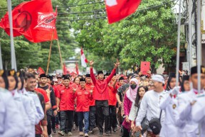 PDIP Surabaya Pawai Budaya Daftarkan Bacaleg: Pemilu Menang, Ganjar Presiden!