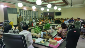 PKL Masjid Al-Akbar Surabaya Wadul DPRD, Curiga Relokasi Ditunggangi Politik