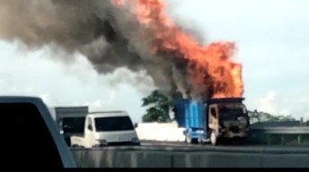 Truk Bermuatan Palet Terbakar di Tol Sidoarjo