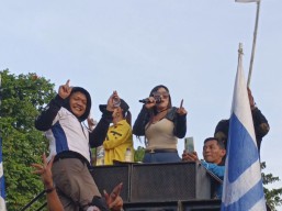 Panggung Biduan dan Saweran dalam Peringatan Hari Buruh Internasional 2023 di Surabaya
