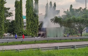 Truk Boks Terbakar di Gerbang Tol Waru, Sidoarjo