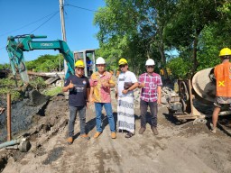 KIM Medokan Ayu Berkreasi Tinjau Pembangunan Jalan Paving Baru Akses Mangrove