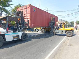 Kontainer Misterius Terguling di Surabaya Dievakuasi