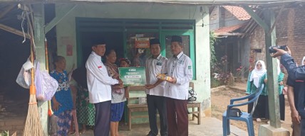 NU Care LazisNU Serahkan Donasi untuk Balita Penderita Tumor Mata di Ponorogo